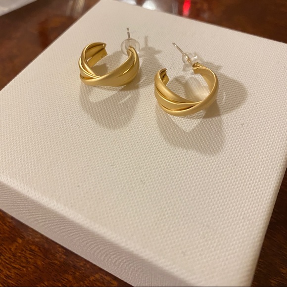 Set of Two Gold Hoop Earrings ( One Small, One Medium) - Picture 14 of 16